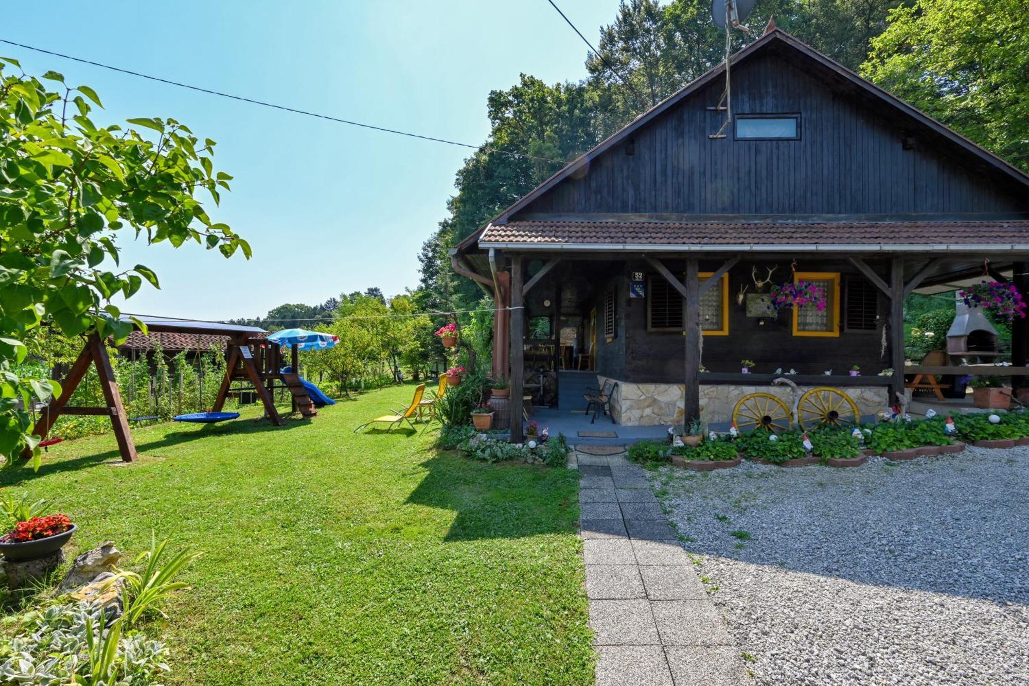 Kuca Viola, Traditional Wooden House In Tuhelj Esterno foto